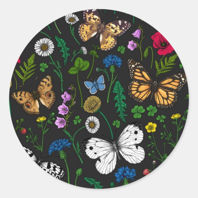 Wilde Blume und Schmetterlinge auf schwarz Runder Aufkleber (Vorderseite)