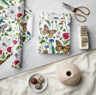 Wilde Blume und Schmetterlinge auf Weiß Geschenkpapier