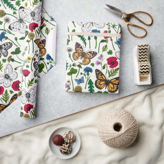 Wilde Blume und Schmetterlinge auf Weiß Geschenkpapier (Basteln)