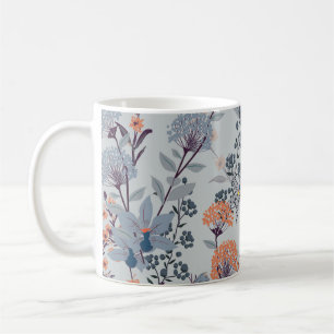 Wilde Blumen auf Blau, botanisches Muster. Kaffeetasse