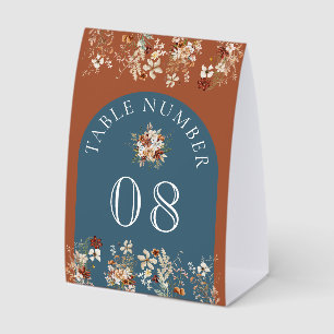 Wilde Blüten Staublila Hochzeitstisch Nummer Tischaufsteller