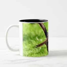 Wilde Eagle-Eule im vollen Flug Zweifarbige Tasse