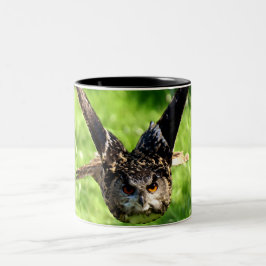 Wilde Eagle-Eule im vollen Flug Zweifarbige Tasse
