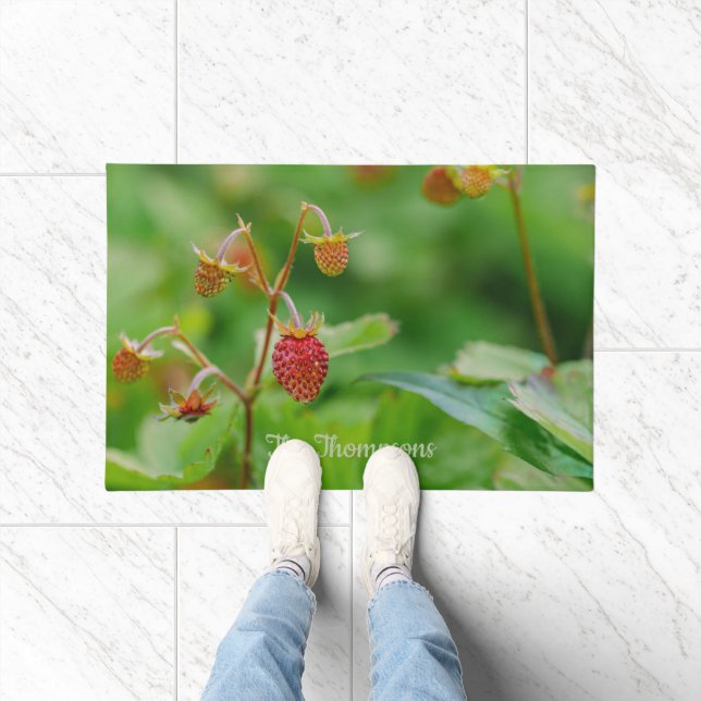 Wilde Erdbeeren auf grünem Foto mit Familienname Fußmatte (Indoor)