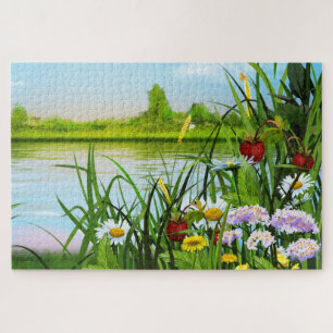 Wilde Erdbeeren und Blume am See