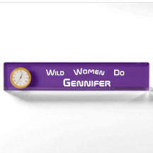 Wilde Frauen tun moderne, trendige Uhr