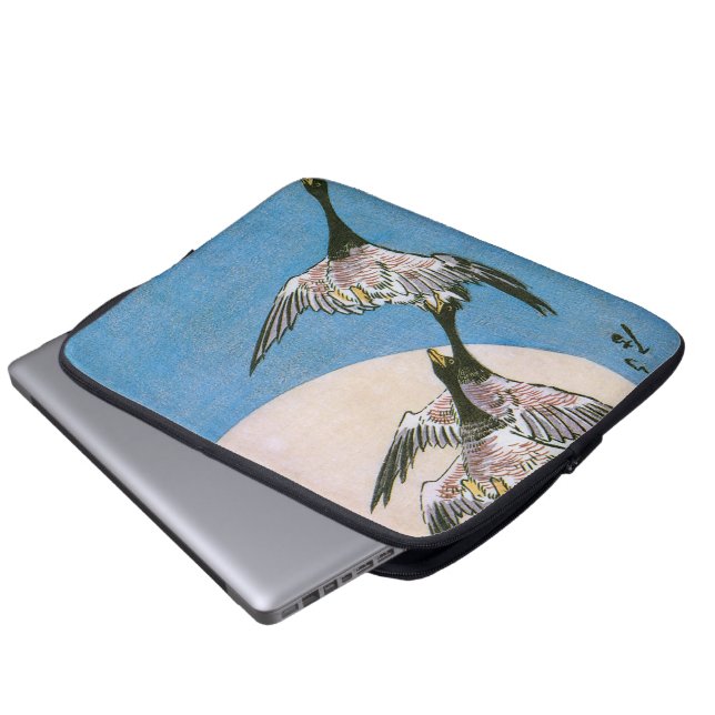 Wilde Gänse, die über den Moon nach unten fliegen, Laptopschutzhülle (Vorne Knopf)
