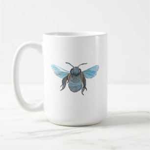 Wilde Holzbiene fliegt Kaffeetasse