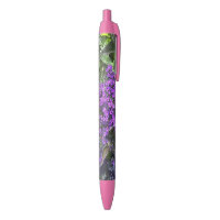 Wilde lila lila Blume mit federgrünen Blätter