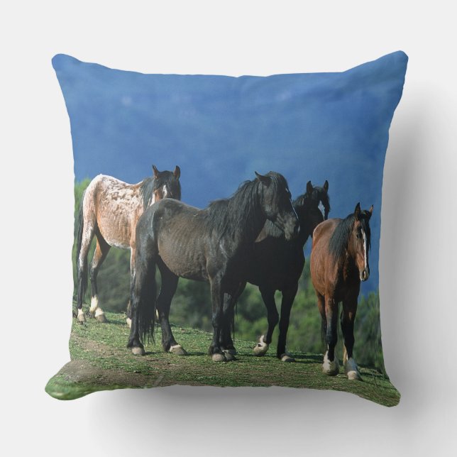 Wilde Mustang-Pferde in den Bergen Kissen (Vorderseite)