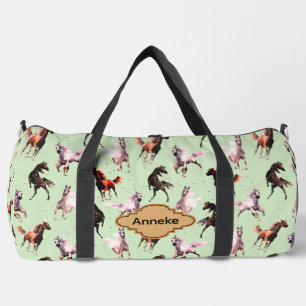Wilde Pferde auf Grün Duffle Bag