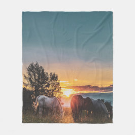 Wilde Pferde bei Sonnenuntergang Fleecedecke