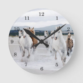 Wilde Pferde, die auf eine Stranduhr laufen Runde Wanduhr