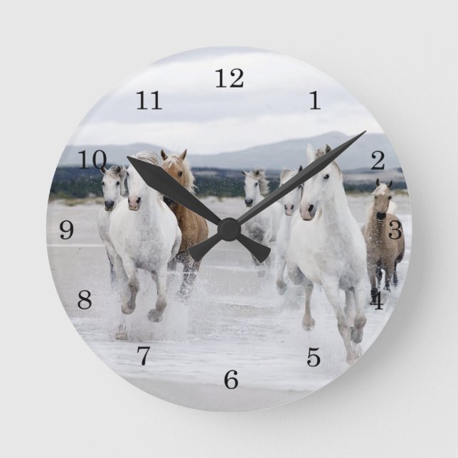 Wilde Pferde, die auf eine Stranduhr laufen Runde Wanduhr (Vorderseite)