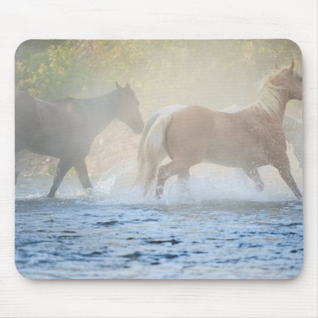 Wilde Pferde, die durch Wasser laufen Mousepad (Vorne)