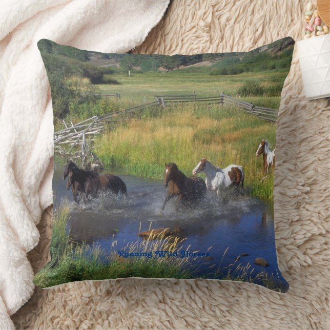 Wilde Pferde, die in der Weide laufen Kissen (Decke)