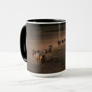 Wilde Pferde gehen auf die Wüste zu Tasse