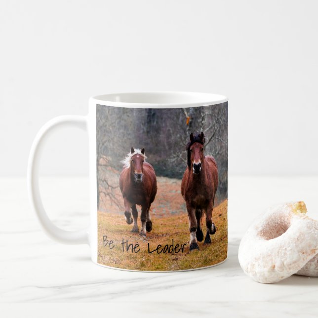 Wilde Pferde im Wald Kaffeetasse (Mit Donut)