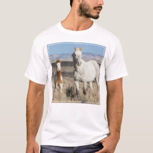 Wilde Pferde zu Hause im Sandwash Basin T-Shirt