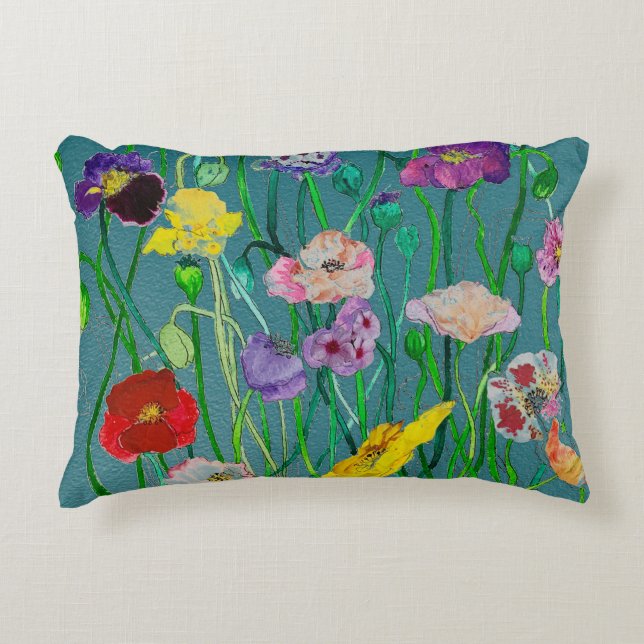 Wilde Poppies auf sanftem, grünem Hintergrund Dekokissen (Vorderseite)