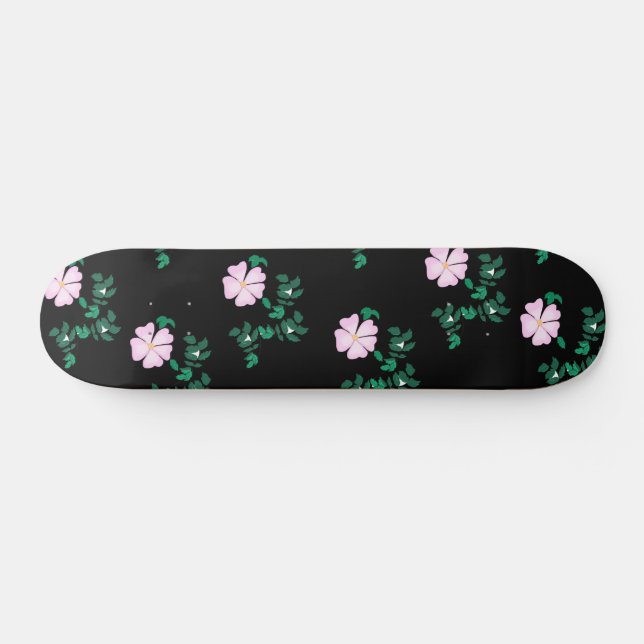 Wilde Rose - Blumenmuster auf schwarzem Hintergrun Skateboard (Horizontal)