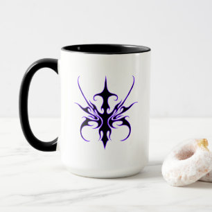 Wilde schwarze und violette Stammeslinienkunst Tasse