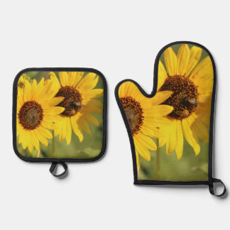 Wilde Sonnenblumen und Bienen im Farmhouse-Stil Ofenhandschuh & Topflappen-Set