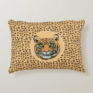 Wilde Tiger-Gesichter auf Tiger-Skin-Muster Dekokissen