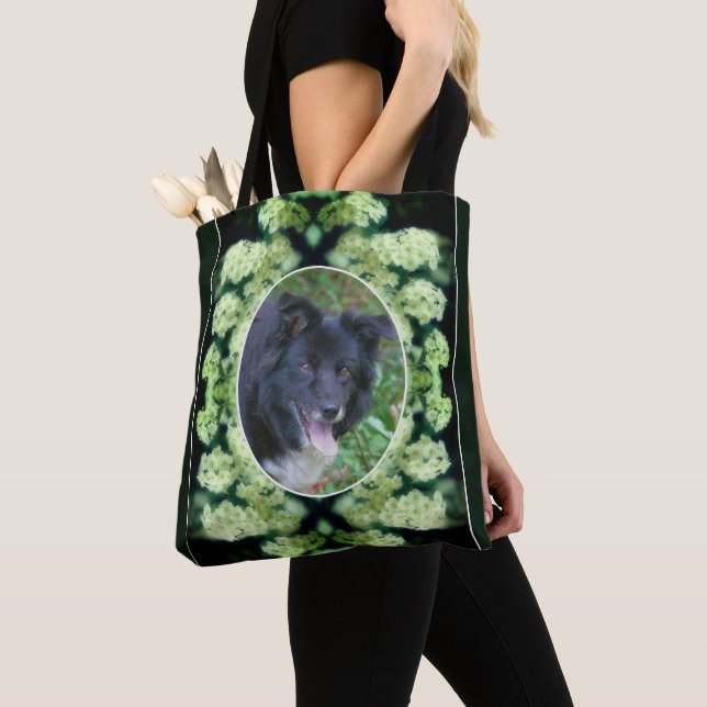 Wilde Weiße Rosen kreieren Ihr eigenes Foto Tasche (Von Nahem)