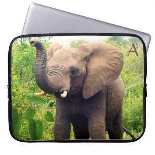 Wilder Elefant mit tropischen Pflanzen & Monogramm Laptopschutzhülle