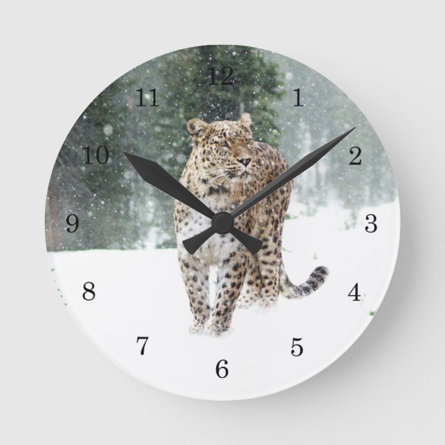 Wilder Leopard im Schnee Runde Wanduhr (Vorderseite)
