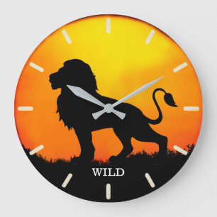 Wilder Löwe & Sonnenaufgang im Dschungel Große Wanduhr