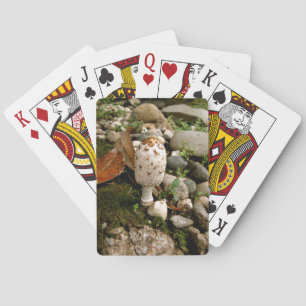 Wilder Pilz auf einem moosigen Hügel Spielkarten