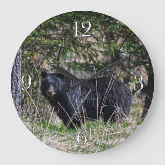 Wilder Schwarzbär und Wald Foto Wildtiere Uhr