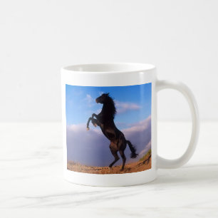Wilder schwarzer Stallion, der Pferd züchtet Kaffeetasse