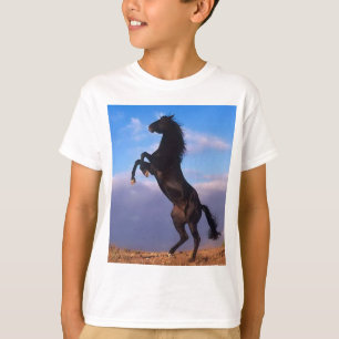 Wilder schwarzer Stallion, der Pferd züchtet T-Shirt