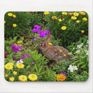 Wildes Kaninchen im Blumengarten Mousepad