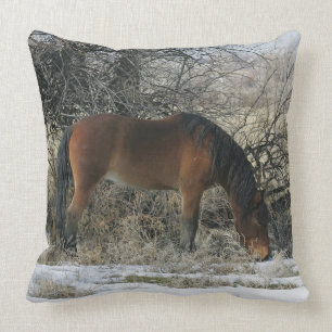 Wildes Mustang-Pferd im Schnee 1 Kissen
