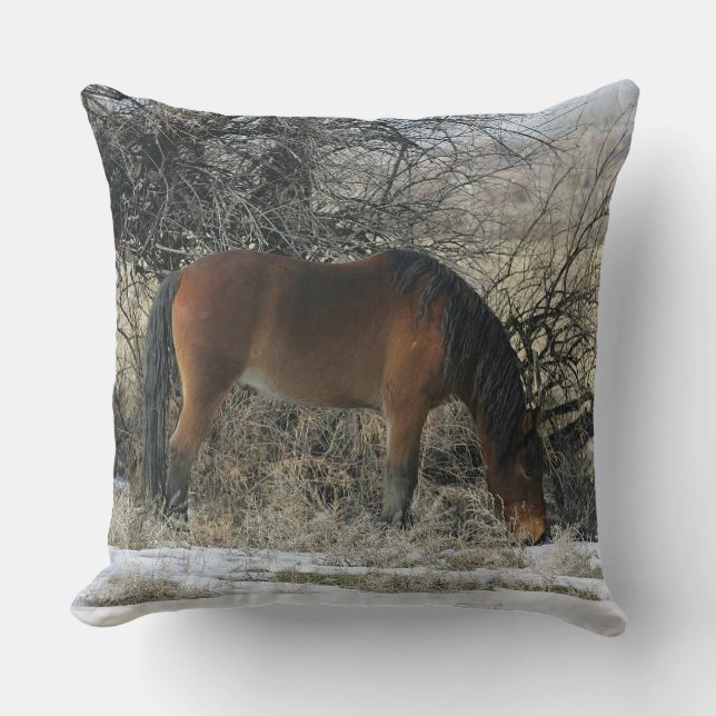 Wildes Mustang-Pferd im Schnee 1 Kissen (Vorderseite)