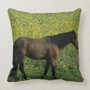 Wildes Mustang-Pferd stehend in den Blumen Kissen