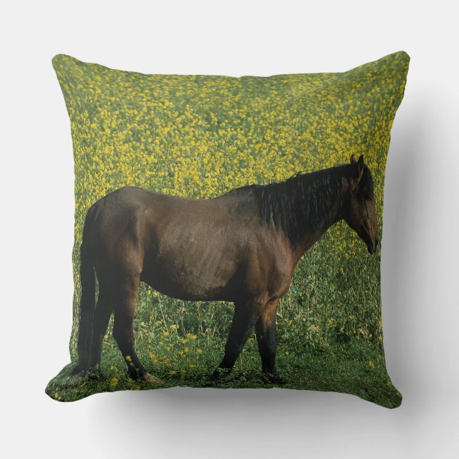 Wildes Mustang-Pferd stehend in den Blumen Kissen (Vorderseite)