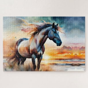 Wildes Pferd auf Grassy Düne bei Sonnenuntergang