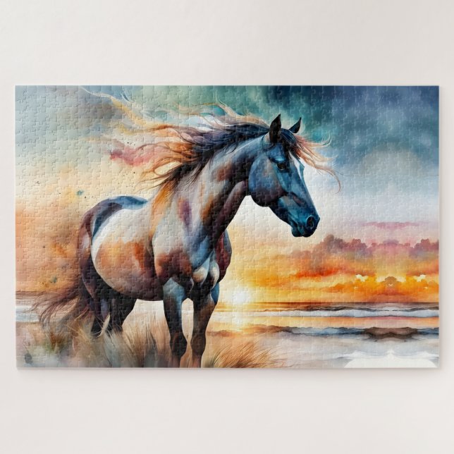 Wildes Pferd auf Grassy Düne bei Sonnenuntergang (Horizontal)
