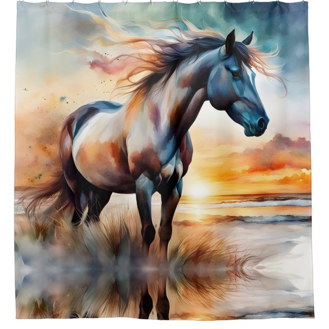 Wildes Pferd auf Grassy Düne bei Sonnenuntergang Duschvorhang (Vorderseite)