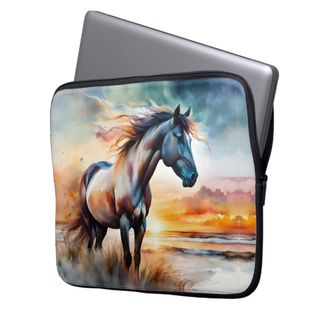 Wildes Pferd auf Grassy Düne bei Sonnenuntergang Laptopschutzhülle (Vorderseite Links)