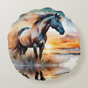 Wildes Pferd auf Grassy Düne bei Sonnenuntergang Rundes Kissen