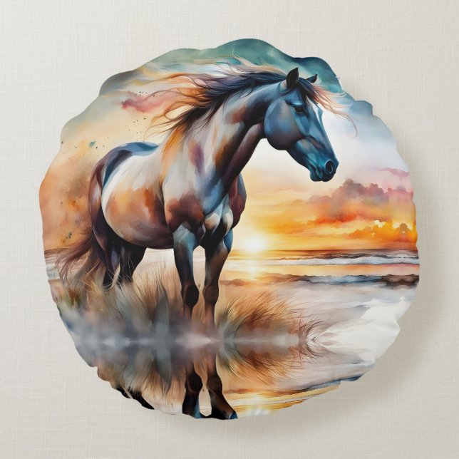 Wildes Pferd auf Grassy Düne bei Sonnenuntergang Rundes Kissen (Rückseite)