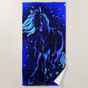 Wildes Pferd, das in nächtlich blauen Badetüchern Strandtuch