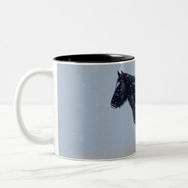 Wildes Pferd im Schneesturm Zweifarbige Tasse (Links)