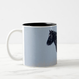 Wildes Pferd in einem Schneesturm Zweifarbige Tasse